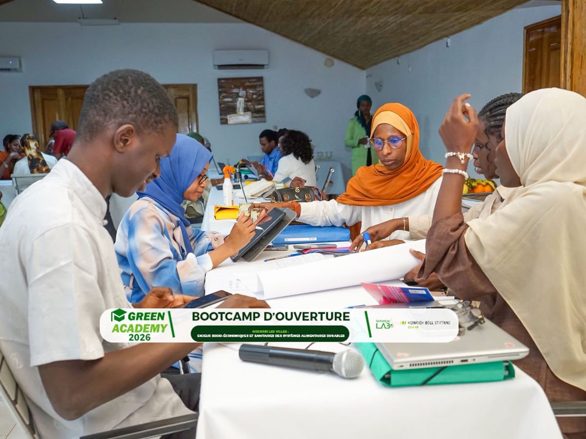 Jeunes de la Green Academy en atelier autour d'une table