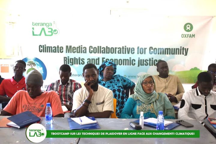Bootcamp du projet Climate Media Collaborative, participants autour d'une table