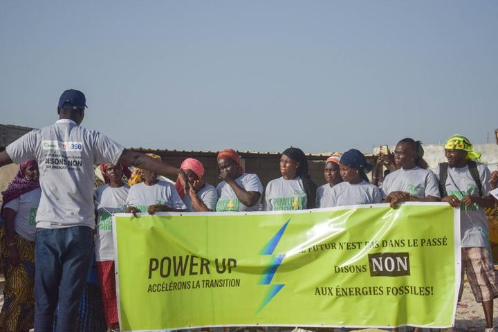 Participants du Power Up de Bargny derrière une banderole contre les énergies fossiles