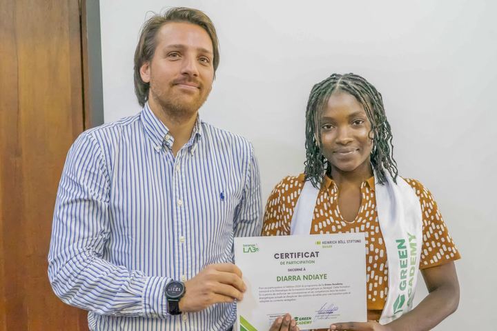 Une jeune diplômée de la Green Academy reçoit son certificat