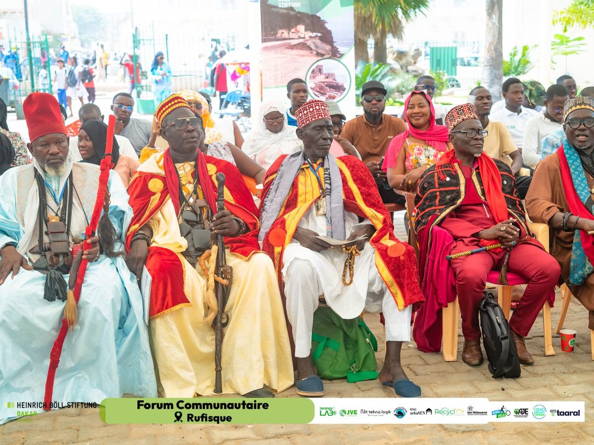 Chefs coutumiers et habitants en tenue traditionnelle lors d'un forum communautaire à Rufisque
