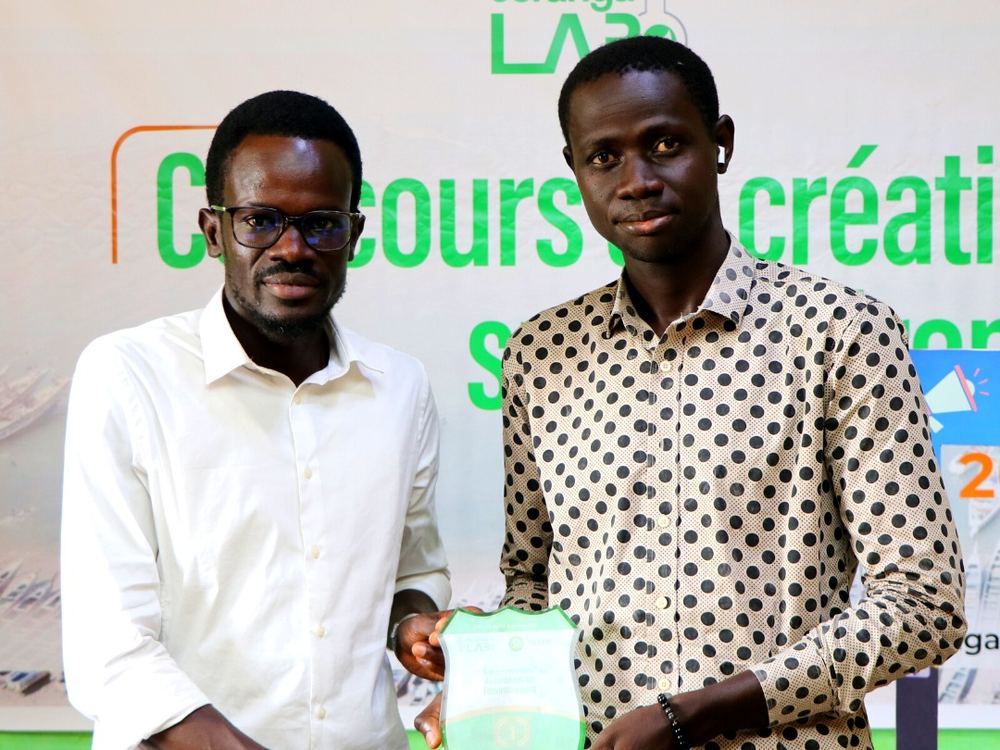 Un lauréat du concours de création de contenus reçoit son prix